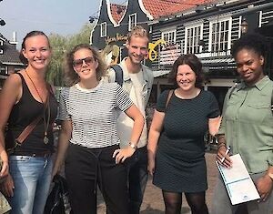 Puzzeltocht de Geheimen van Volendam & Holland Quiz in café