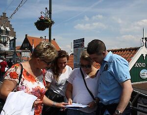 Puzzeltocht De Geheimen van Volendam & Foto in Volendams kostuum