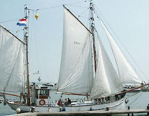 Foto in Volendams kostuum & Dineren op het Markermeer